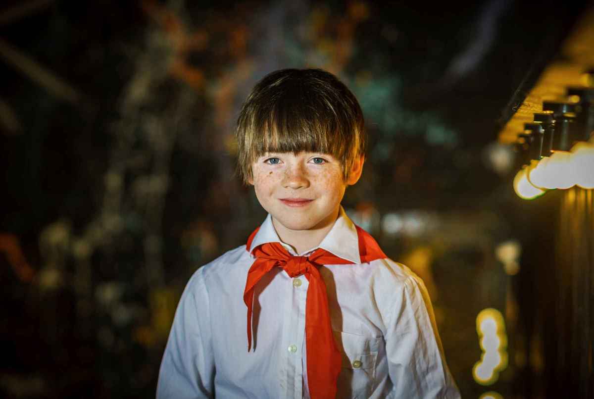 10 лет назад в школе. Дети в красных галстуках. Мальчик Пионер. Красный галстук для мальчика. Красный галстук пионера.